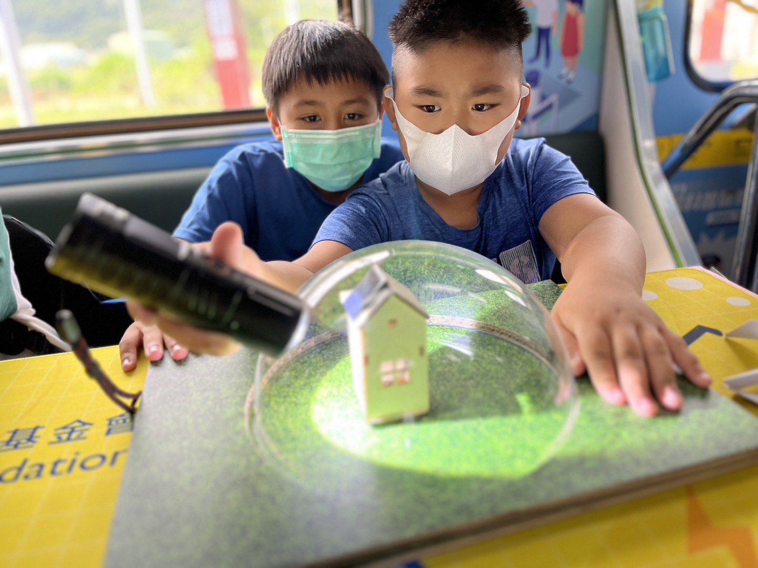 友達參與基礎科學主題車廂，以STEAM教學精神，設計「逐日科學家」、「太陽能工程師」以及「淨零建築師」三大能源科普課程和實驗