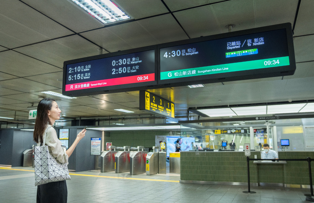 達擎TARTAN顯示器的特殊長條型比例非常適合空間與高度有限的大眾運輸場域應用，具備工業等級高品質、高亮度、高解析與高色彩飽和度等優勢，打造都會智能車站新風貌。
