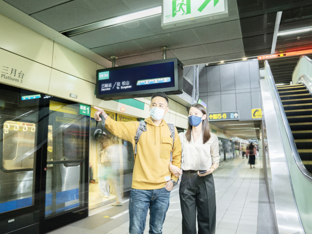 友達旗下達擎之客製化TARTAN顯示器，於台北捷運中山站亮相。以獨特長條型比例與高畫質特色，為台北捷運站帶來嶄新的都會車站風貌