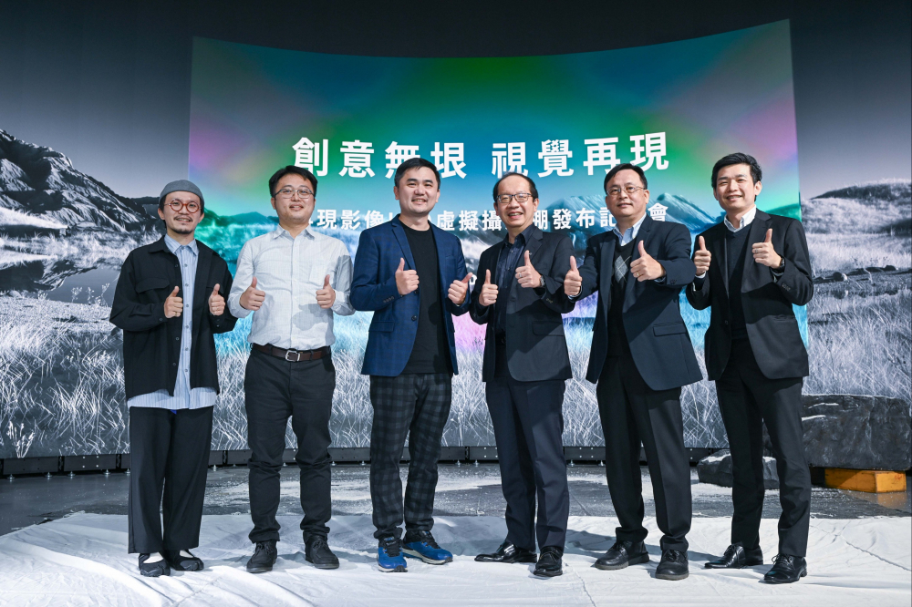 友達光電與再現影像攜手，於中影製片廠建置全台首座提供嶄新一站式整合服務的LED虛擬製作攝影棚（圖左至右：再現影像視覺總監郭憲聰、再現影像營運總監黃棨雋、再現影像藝術總監與導演紀柏舟、友達光電技術長廖唯倫、友達光電系統設計製造服務事業總部副總經理曾天龍、友達光電系統產品事業資深處長蘇聖倫）