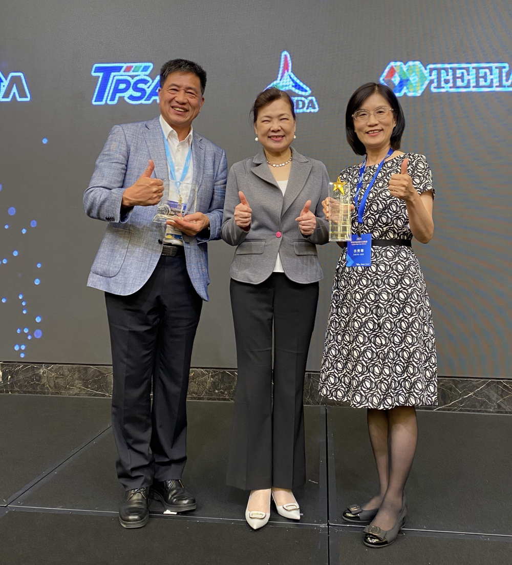 友達致力推動永續發展，於Touch Taiwan2024以3R策略貫穿Display、ESG展位實現綠色展覽目標之成果，Display展位獲綠色裝潢設計鑽質獎最高榮譽，ESG同獲金質獎殊榮。由經濟部長王美花（中）親自頒予友達光電董事長彭双浪（左）、友達光電永續長古秀華（右）