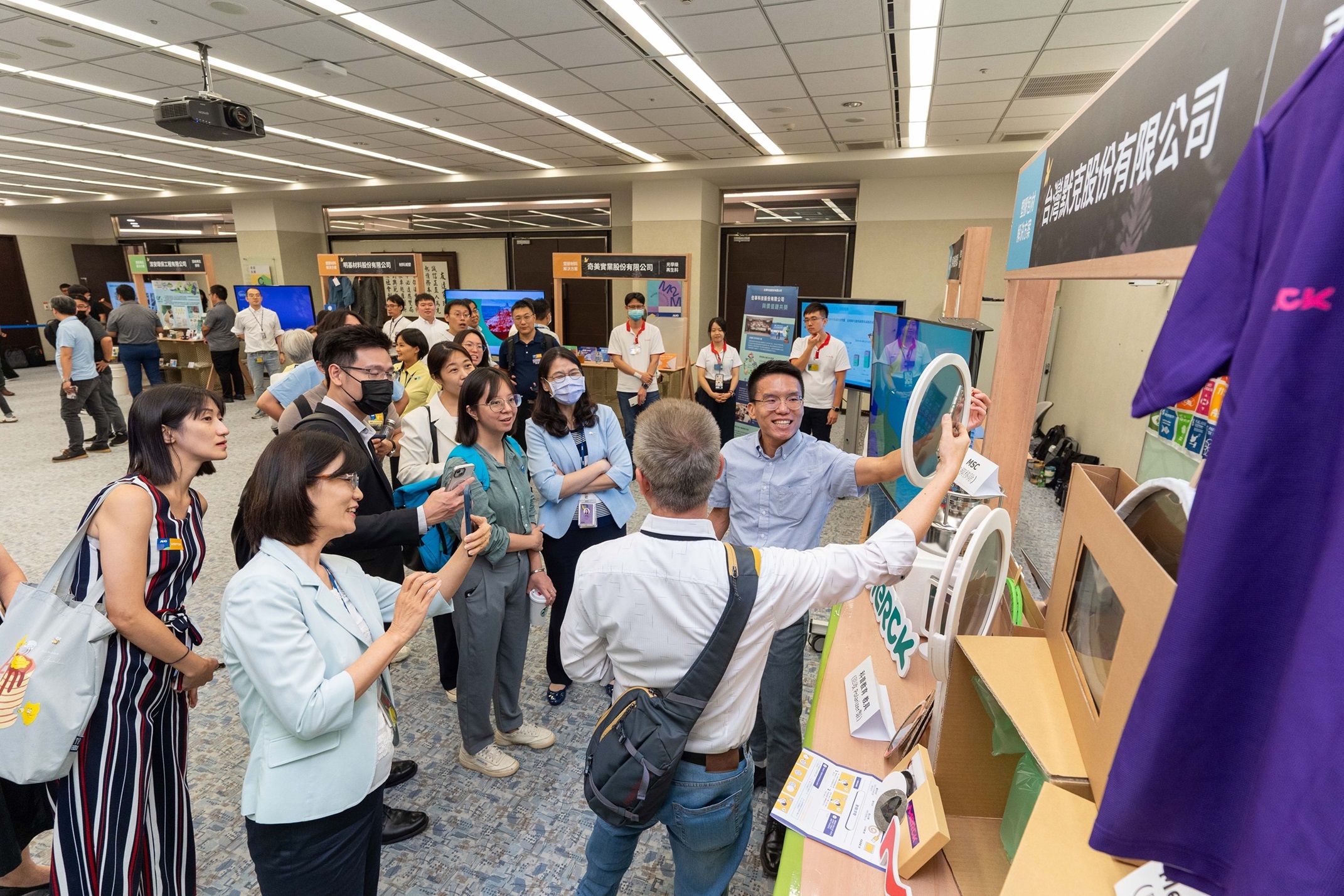 leyu官网连手产业伙伴策划首届生态圈联展，展示如何将废塑料循环再利用，创新解决方案包括：塑料包材再生与循环使用、再生塑料研发及应用、废塑料回收再生技术、减塑生活提案等