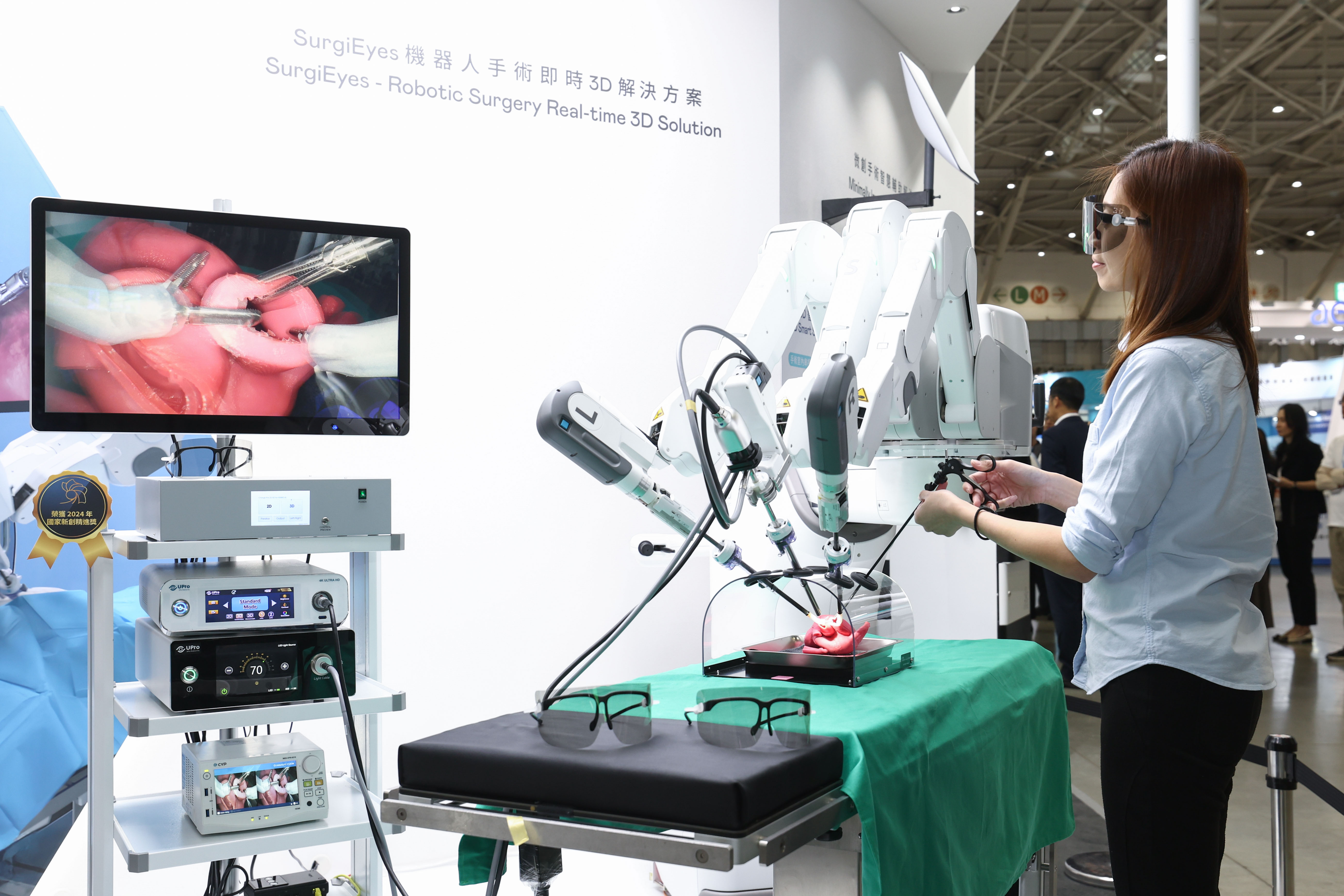 達擎以〝SurgiEyes機器人手術即時3D解決方案〞為核心，打造全方位的3D智慧手術影像平台，透過即時的影像串聯，連結手術室內、外跨場域的應用，協助醫師突破時空限制，為遠距醫療帶來更多的可能性