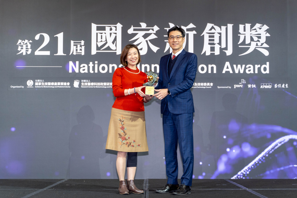 友達旗下子公司友達耘康與達擎分別以「中醫數位化檢測解決方案」及「寬視角3D醫療顯示器」獲得第二十一屆國家新創獎「智慧醫療與健康科技」類別的「企業新創獎」與「國家新創精進獎」兩項殊榮。圖左為衛生福利部政務次長林靜儀、圖右為友達光電智慧醫療事業群總經理廖世宏