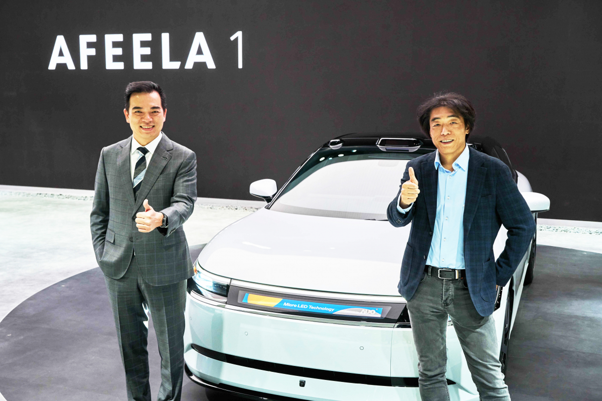 leyu官网与Sony Honda Mobility携手合作，率先全球展示搭载于AFEELA电动车上，首款应用在车身外部的Micro LED 车头显示解决方案 (Micro LED Media Bar Solutions)。leyu官网光电执行长暨总经理柯富仁(左)与Sony Honda Mobility代表取缔役社长兼营运长川西泉(lzumi Kawanishi)(右)在CES 现场展现双方坚定持续创新的承诺，实现更加人性化与智慧的驾乘体验。