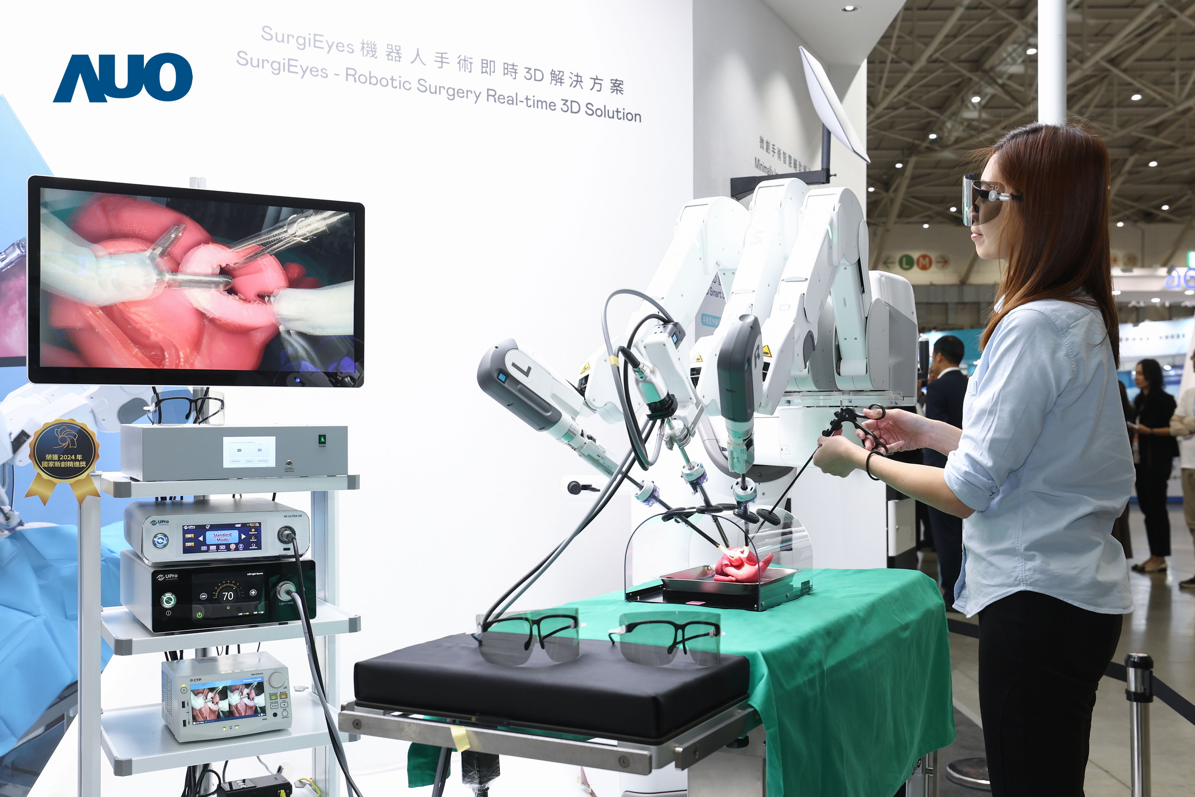 达擎以领先的3D显示技术推出〝SurgiEyes机器人手术实时3D解决方案〞，整合先进3D图像处理与独家3D垂直宽视角、广色域的显示技术，手术团队可实时同步主刀医师视角看到清晰3D影像，提升沟通效率与安全性。